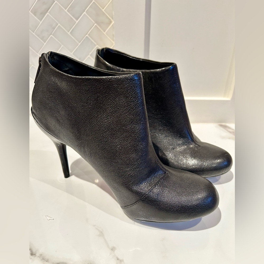 NWT! Kenneth Cole Reaction Leather Booties